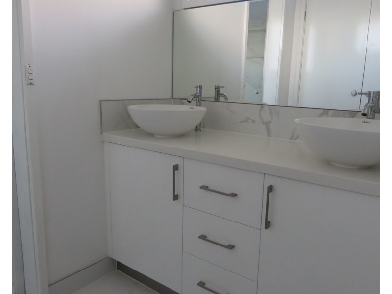 8 Nigel Crescent, Gladstone Park VIC 3043