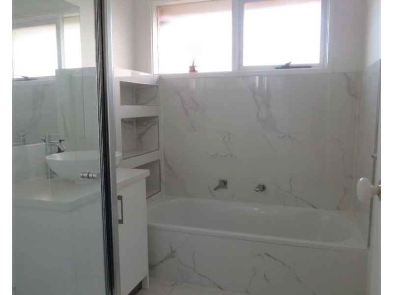 8 Nigel Crescent, Gladstone Park VIC 3043