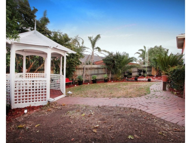 8 Nigel Crescent, Gladstone Park VIC 3043