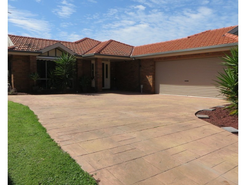 4 Gilroy Crescent, Mill Park VIC 3082