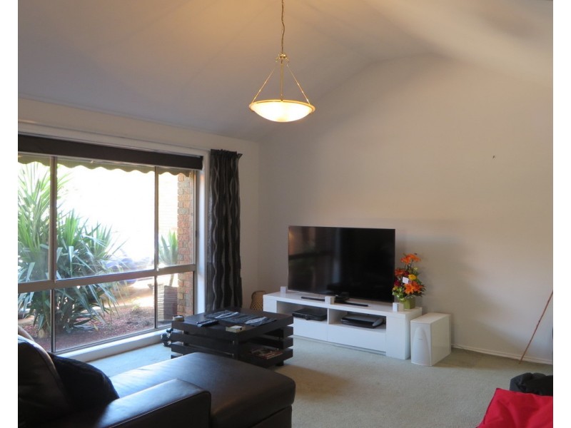 4 Gilroy Crescent, Mill Park VIC 3082