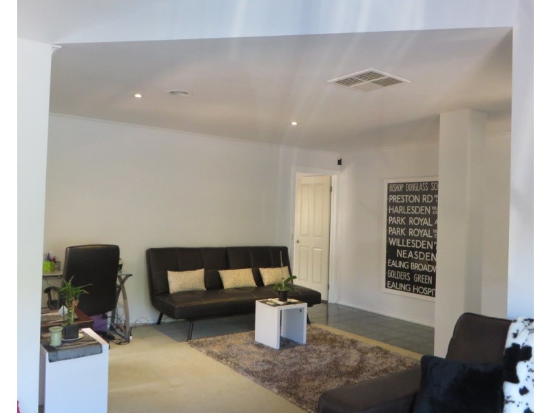 4 Gilroy Crescent, Mill Park VIC 3082