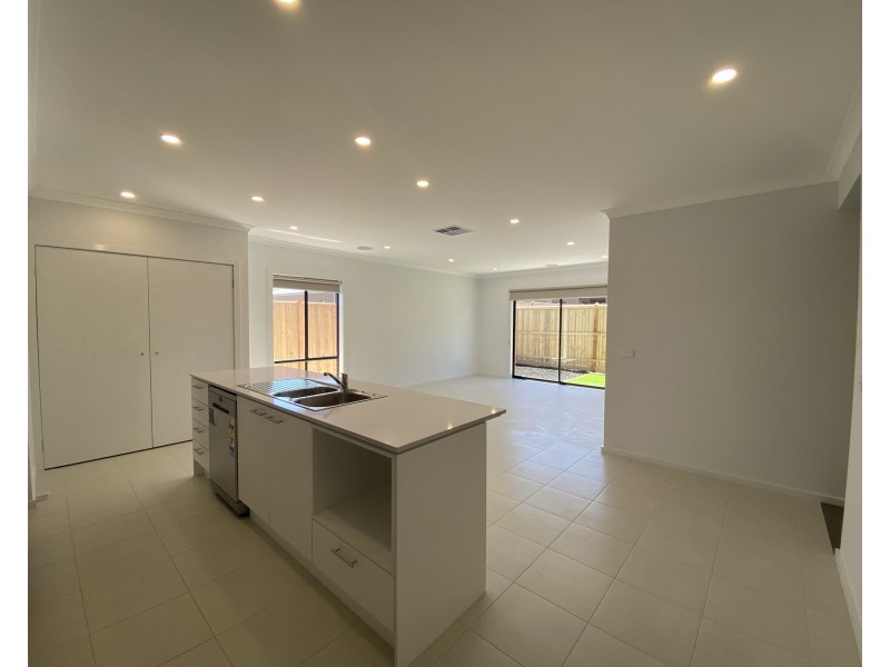 8 Treeton Drive, Wollert VIC 3750