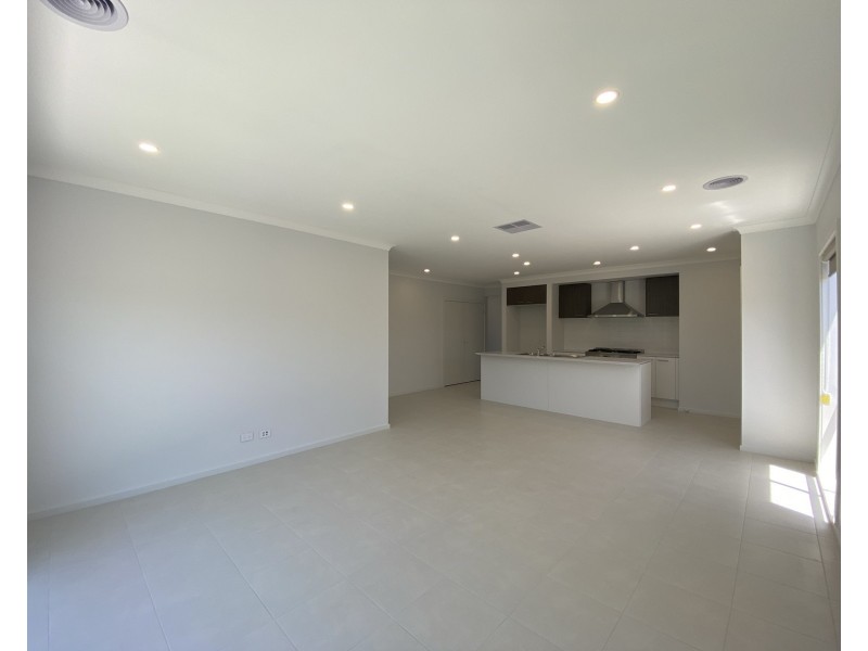 8 Treeton Drive, Wollert VIC 3750