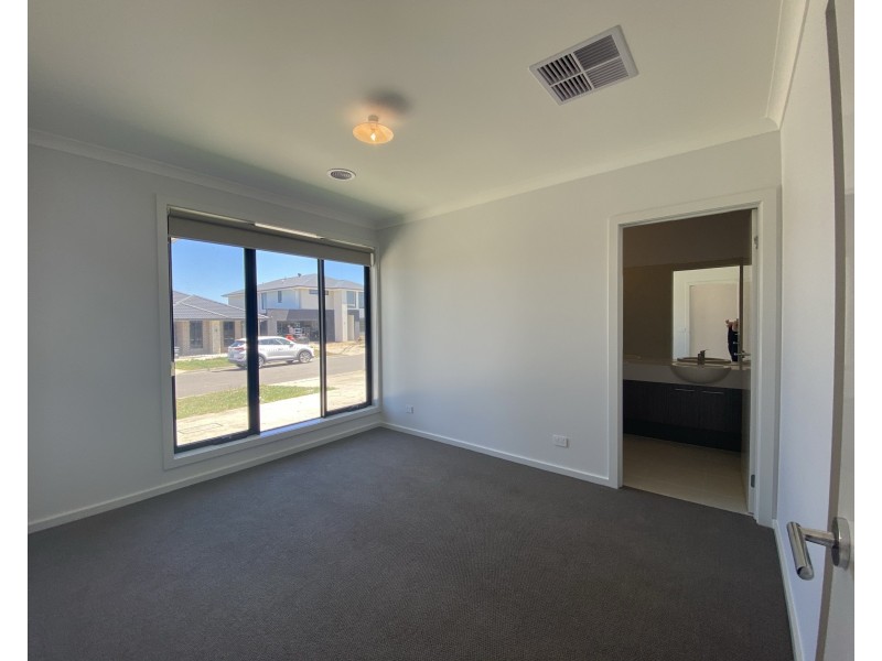 8 Treeton Drive, Wollert VIC 3750