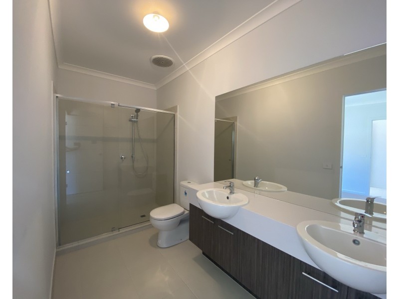 8 Treeton Drive, Wollert VIC 3750
