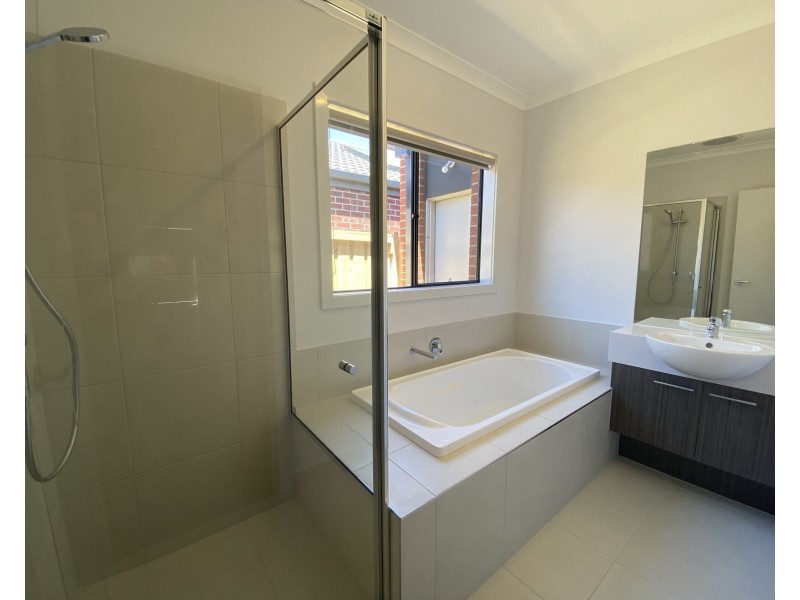 8 Treeton Drive, Wollert VIC 3750