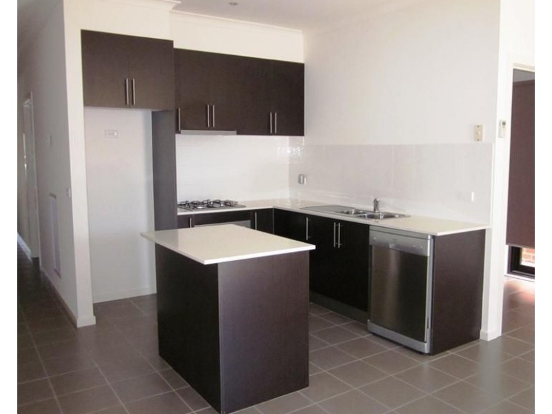 8 Dolphin Drive, South Morang VIC 3752