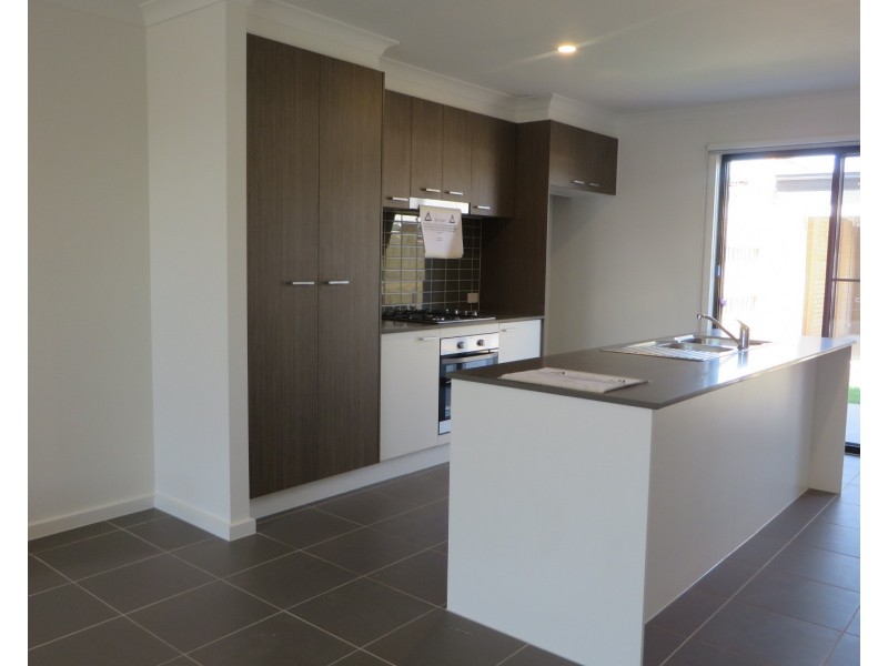 46 Oscar Circuit, Roxburgh Park VIC 3064