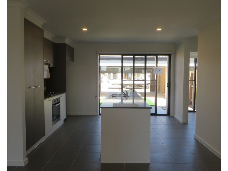 46 Oscar Circuit, Roxburgh Park VIC 3064