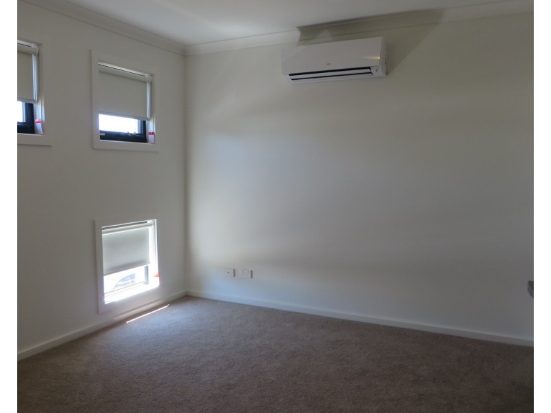 46 Oscar Circuit, Roxburgh Park VIC 3064