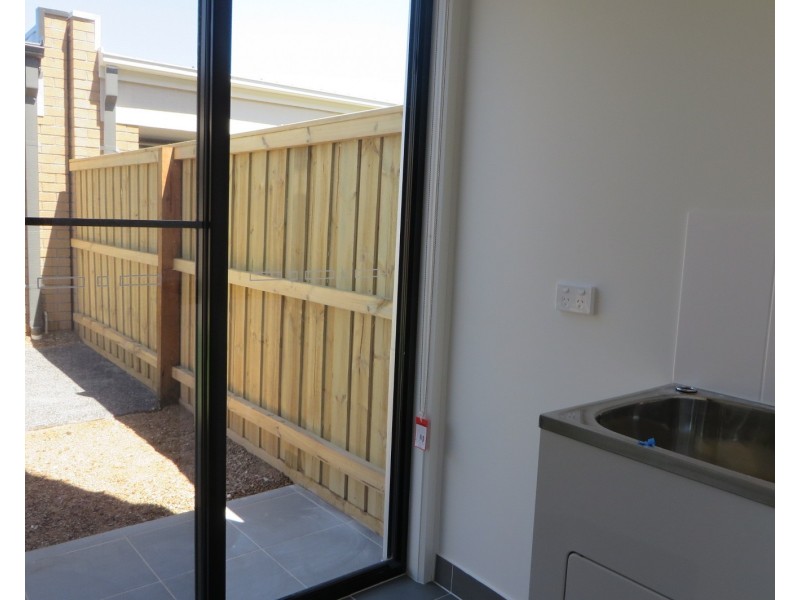 46 Oscar Circuit, Roxburgh Park VIC 3064