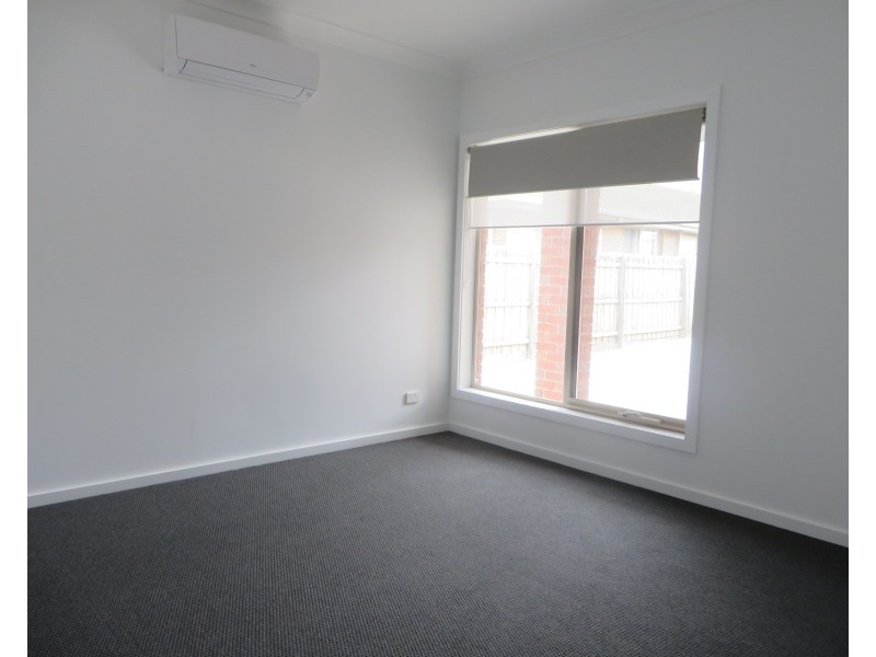 2/113 Centenary Drive, Mill Park VIC 3082