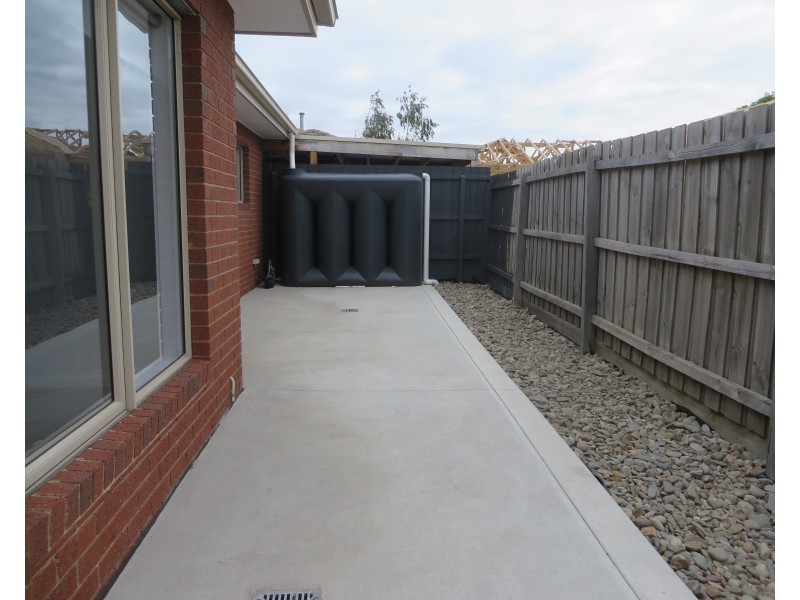 2/113 Centenary Drive, Mill Park VIC 3082