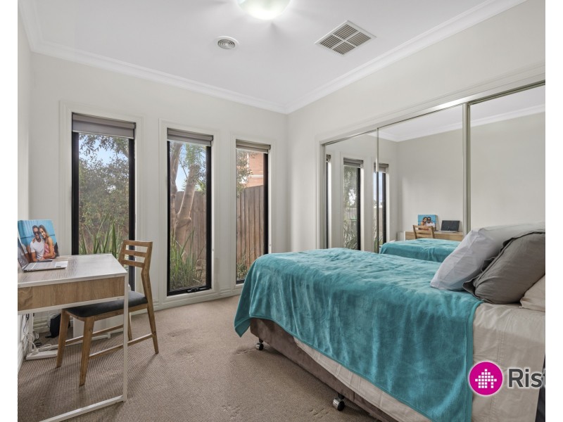 2/5 Windeatt Close, Mill Park VIC 3082