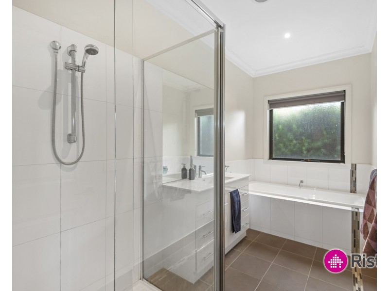2/5 Windeatt Close, Mill Park VIC 3082