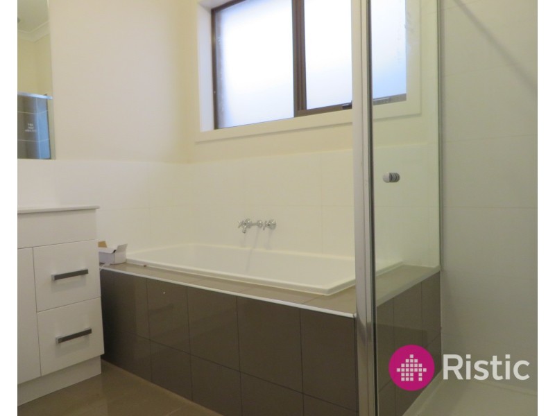 11 Witchazel Drive, South Morang VIC 3752