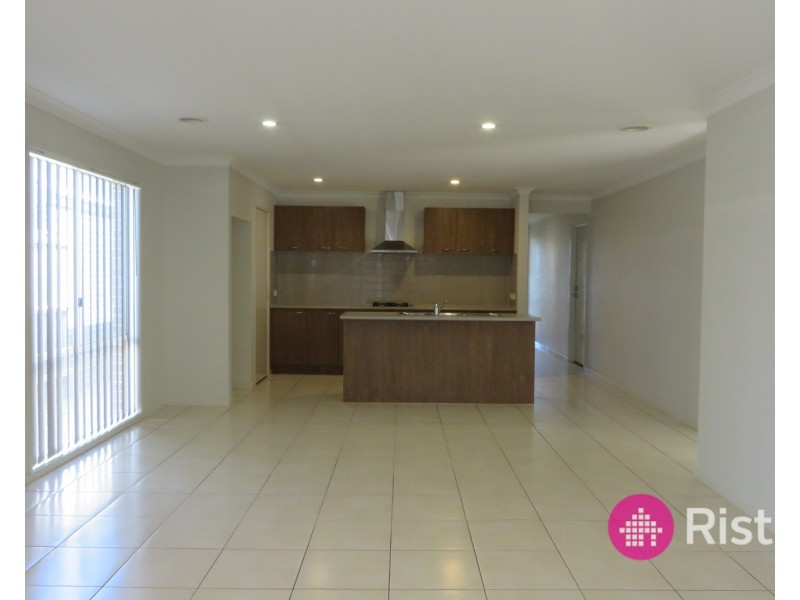 8 Marlin Crescent, Point Cook VIC 3030