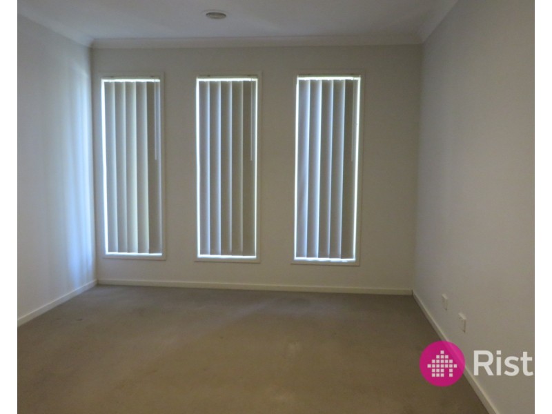 8 Marlin Crescent, Point Cook VIC 3030