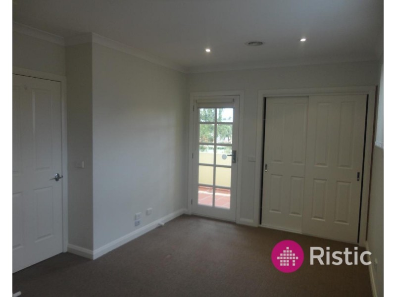 2/11 Payne Place, South Morang VIC 3752