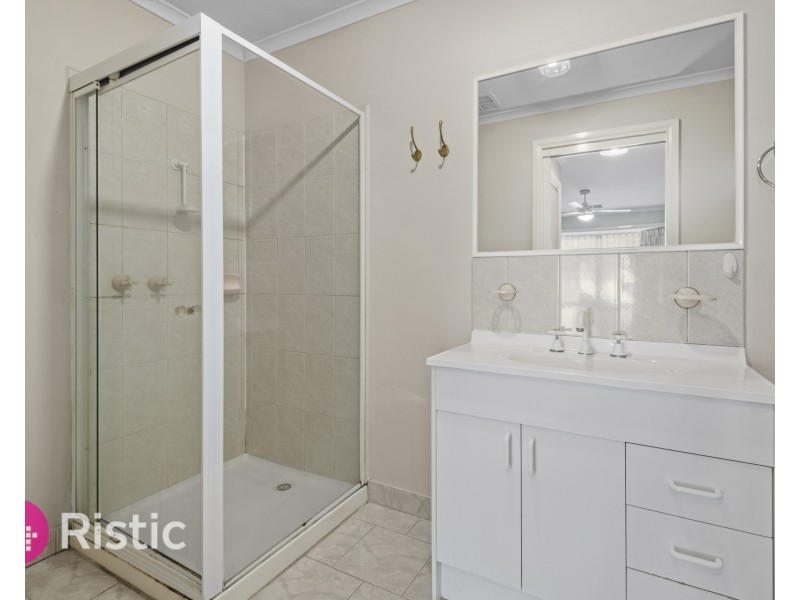 8 Carroll Crescent, Mill Park VIC 3082