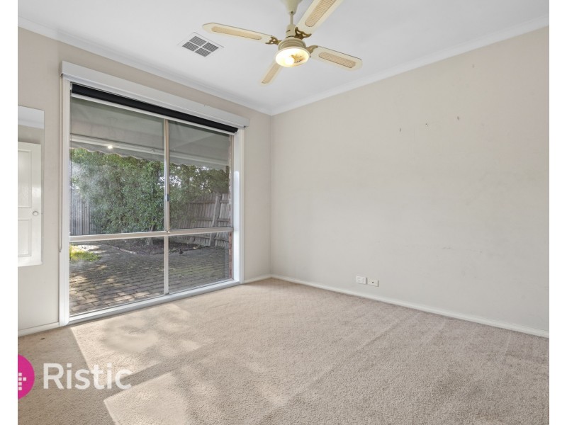 8 Carroll Crescent, Mill Park VIC 3082