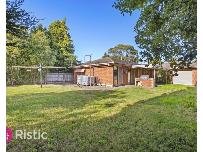 8 Carroll Crescent, Mill Park VIC 3082