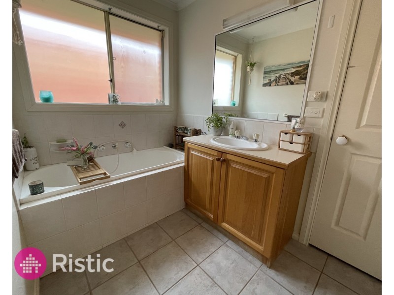 6 Sturrock Court, Mill Park VIC 3082