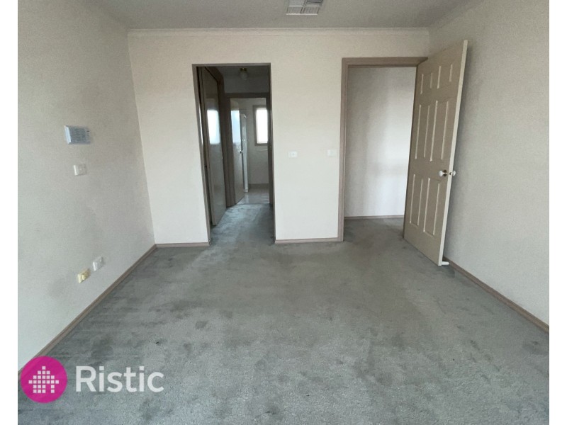 2/13 Mirbelia Crescent, Mill Park VIC 3082