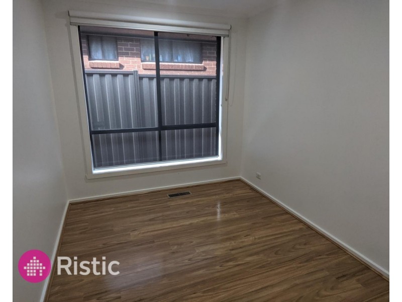 25 Golf Links Drive, Mill Park VIC 3082