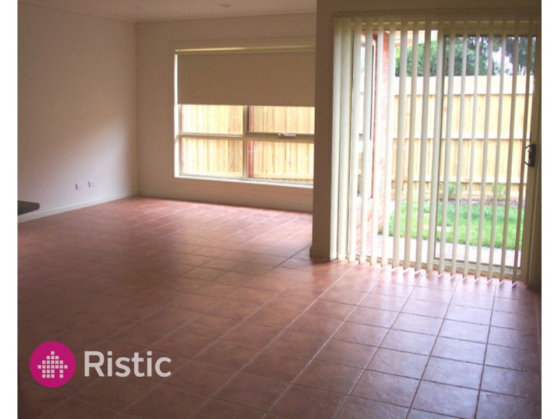 2/22 Tonelli Crescent, Mill Park VIC 3082