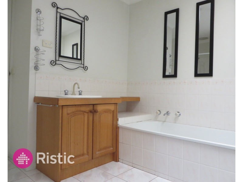 2 Bradley Drive, Mill Park VIC 3082