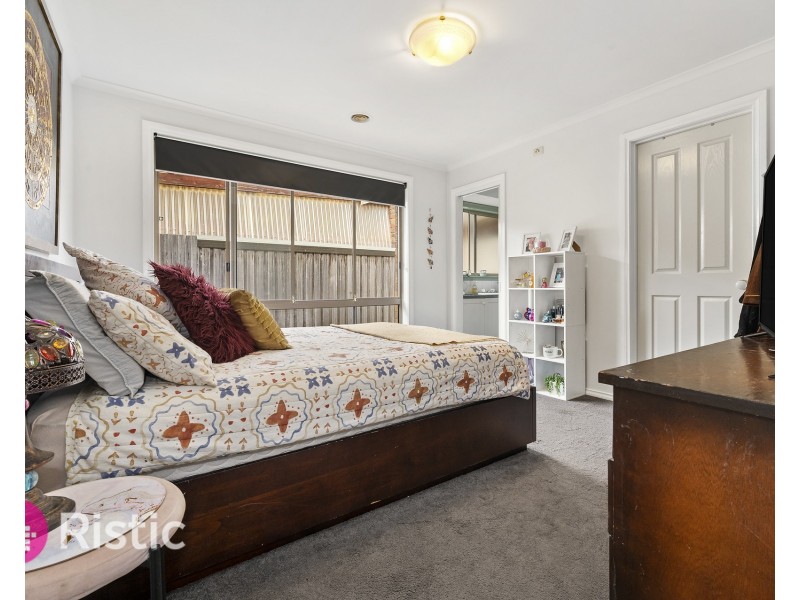 4 Gilroy Crescent, Mill Park VIC 3082