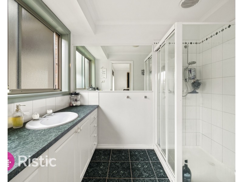 4 Gilroy Crescent, Mill Park VIC 3082