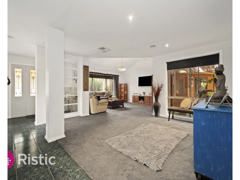 4 Gilroy Crescent, Mill Park VIC 3082