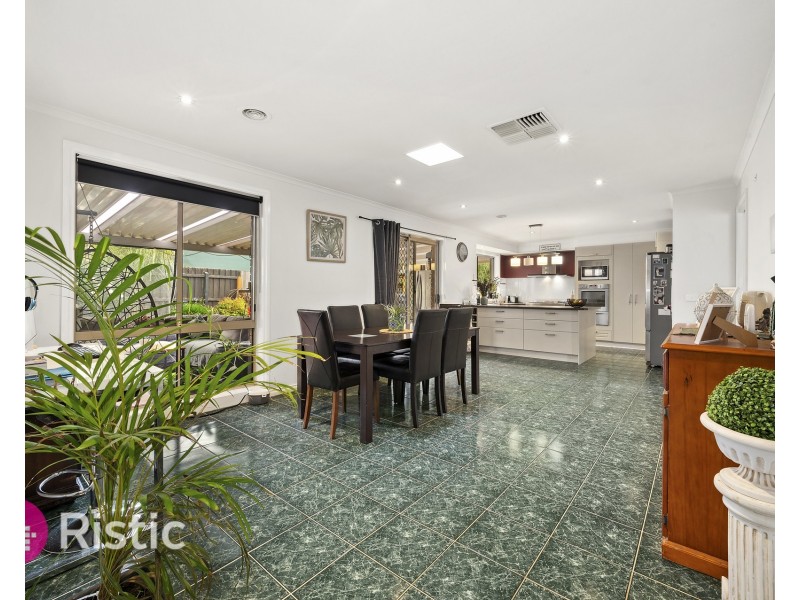 4 Gilroy Crescent, Mill Park VIC 3082
