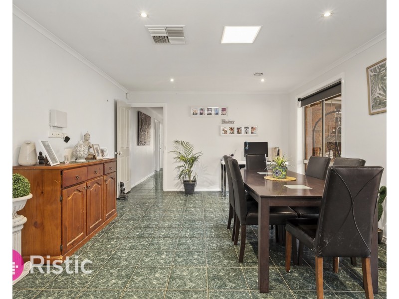 4 Gilroy Crescent, Mill Park VIC 3082