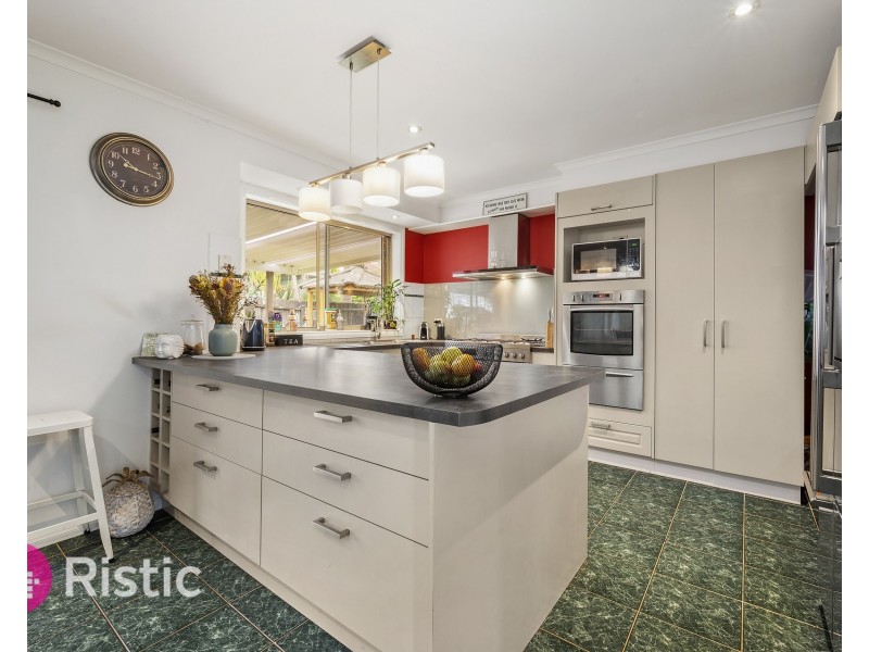 4 Gilroy Crescent, Mill Park VIC 3082