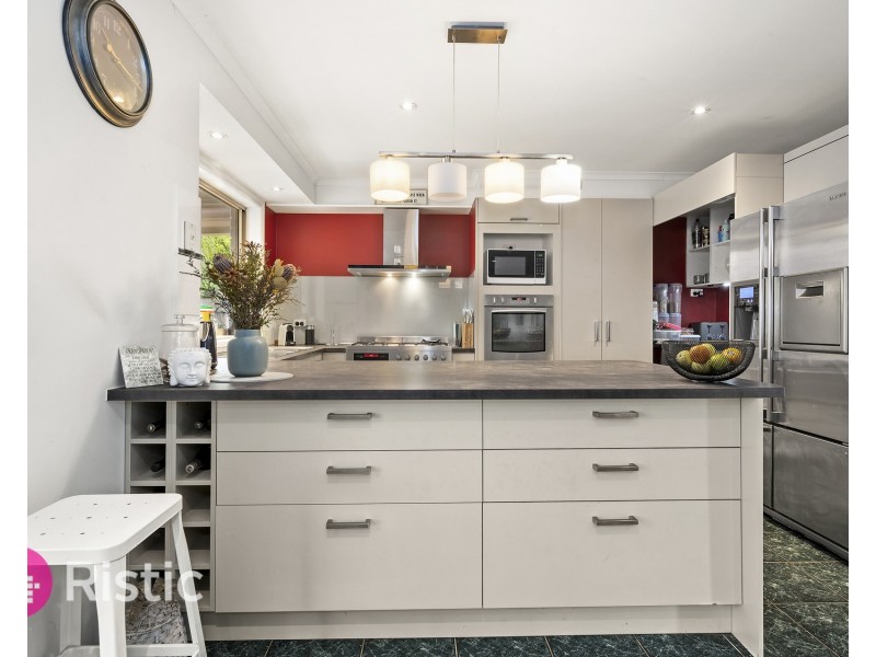 4 Gilroy Crescent, Mill Park VIC 3082