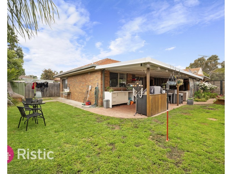 4 Gilroy Crescent, Mill Park VIC 3082