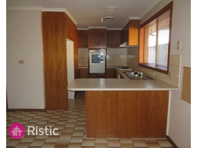 27 Kingston Town Crescent, Mill Park VIC 3082