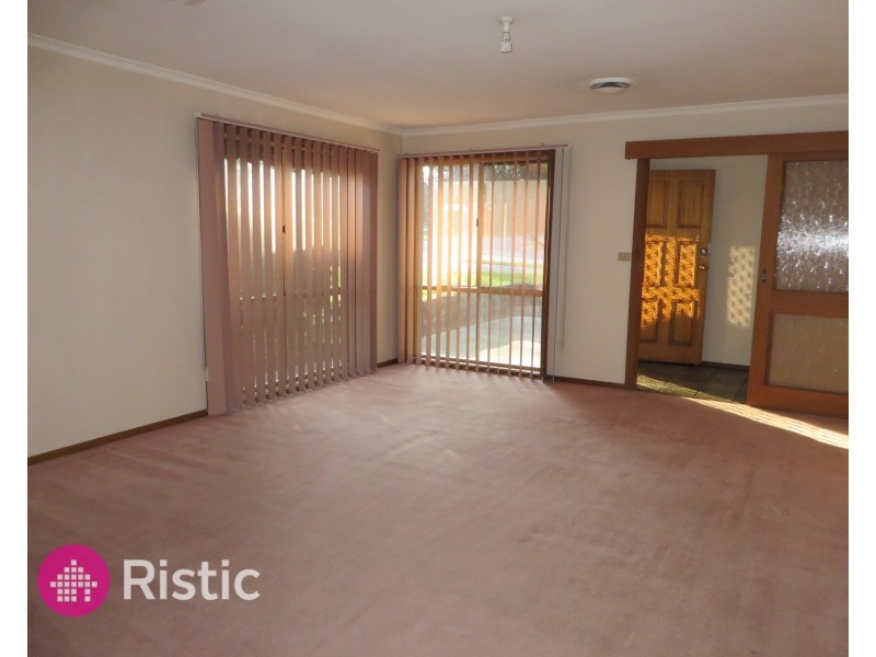 27 Kingston Town Crescent, Mill Park VIC 3082