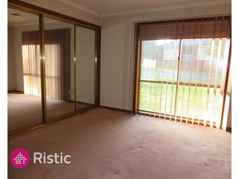 27 Kingston Town Crescent, Mill Park VIC 3082