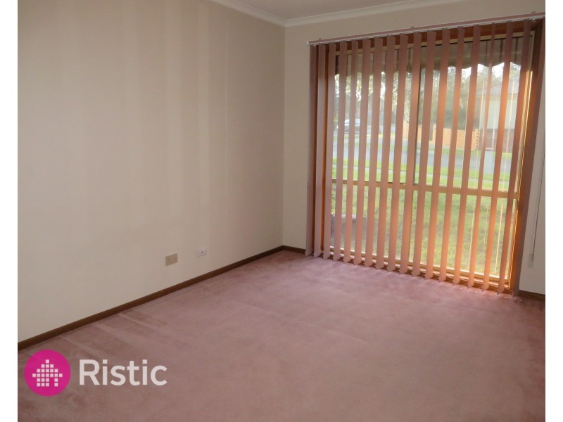 27 Kingston Town Crescent, Mill Park VIC 3082