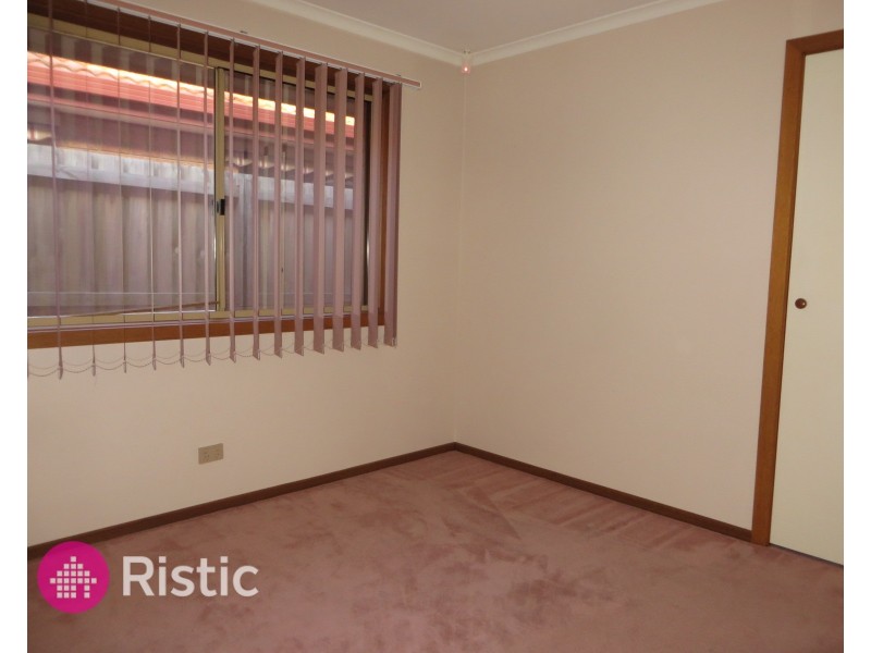 27 Kingston Town Crescent, Mill Park VIC 3082