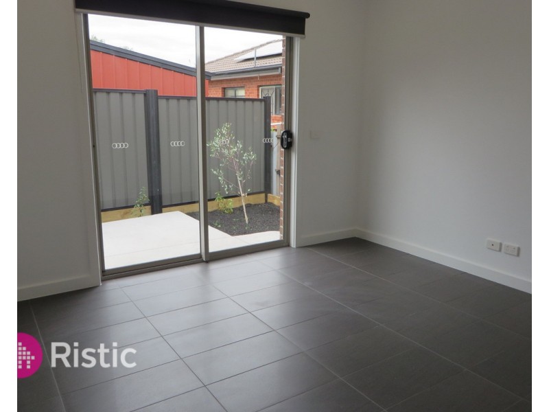 2/210 Darebin Drive, Lalor VIC 3075