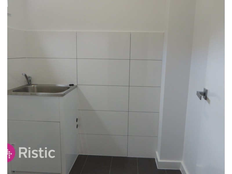 2/210 Darebin Drive, Lalor VIC 3075
