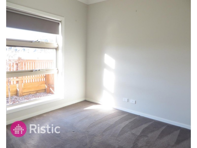 8 Pittard Walk, Epping VIC 3076