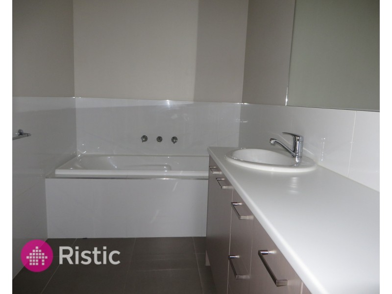 8 Pittard Walk, Epping VIC 3076