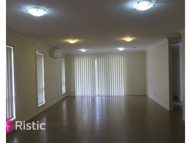 11 Peak Crescent, Doreen VIC 3754